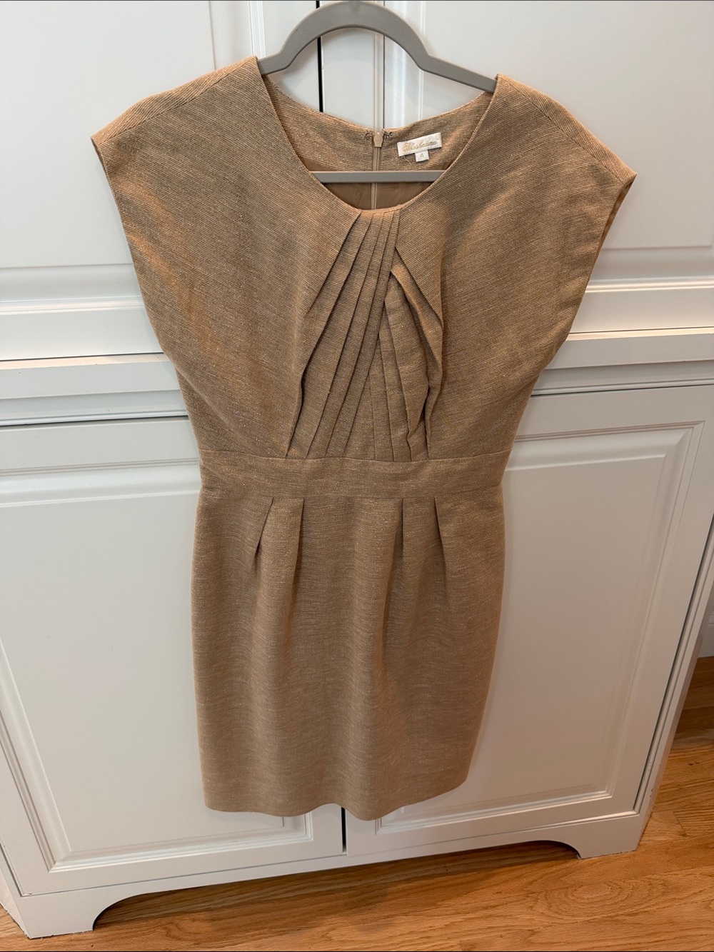 Shoshanna Pleated Front Cap Sleeve sheath Dress in tan/gold